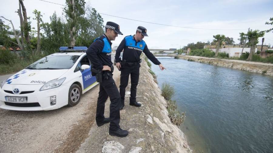 Ruben Romero i Andreu Díez, els dos agents que van salvar la dona, assenyalant el lloc on la van rescatar. FOTO: JOAN REVILLAS