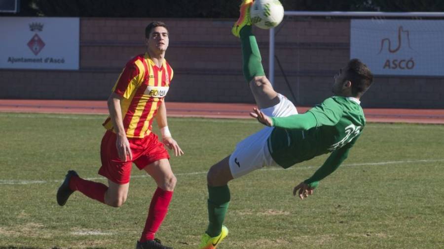 En la imagen una jugada del partido entre el Ascó y el Manlleu que se disputó en el campo del equipo ebrense. Foto: Joan Revillas
