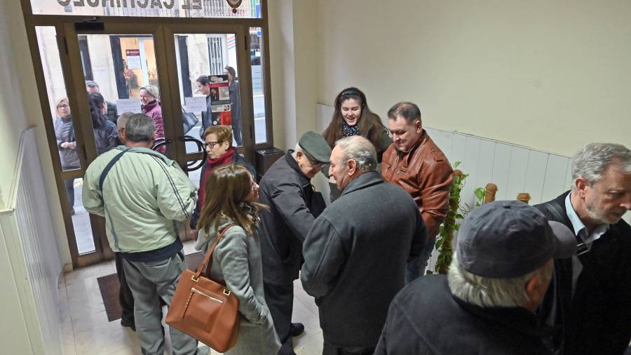 Colas en el centro aragonés ayer para conocer cómo tenían que hacer para cobrar las papeletas agraciadas con el 26.590. FOTO: ALFREDO GONZÁLEZ