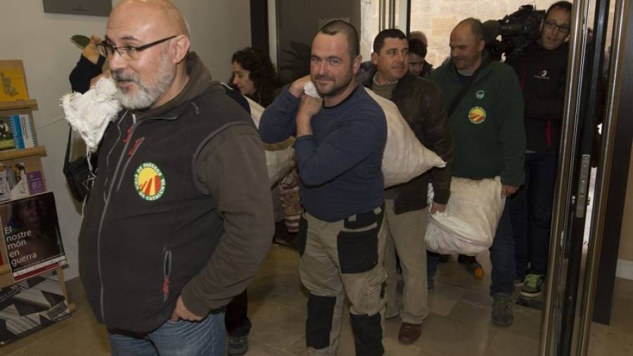 El coordinador d'Unió de Pagesos a l'Ebre, Joan Montesó, encapçalà la protesta, ahir al migdia. Foto: JOAN REVILLAS