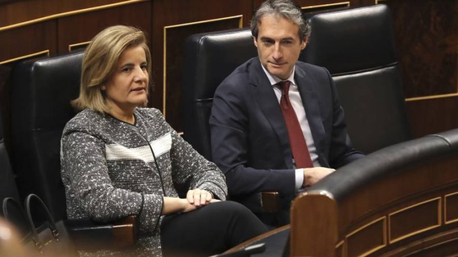 El ministro de Fomento, Íñigo de la Serna, y la ministra de Empleo, Fátima Bañez, en el pleno del Congreso de los Diputados. Foto: EFE