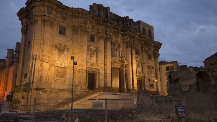 Enllumenat provisional de la façana de la Catedral de Tortosa, ahir al vespre. Foto: JOAN REVILLAS