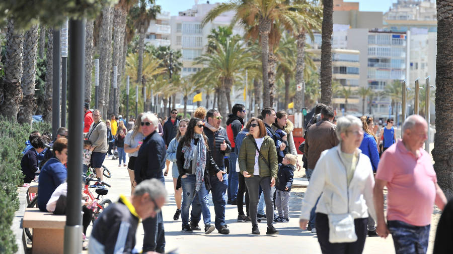 En Salou, el paseo Jaume I se llen&oacute; de turistas. FOTO: ALFREDO GONZ&Aacute;LEZ