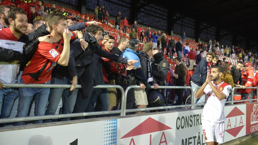 Vallejo saluda a los aficionados del Mallorca. Foto: &Uacute;ltima Hora
