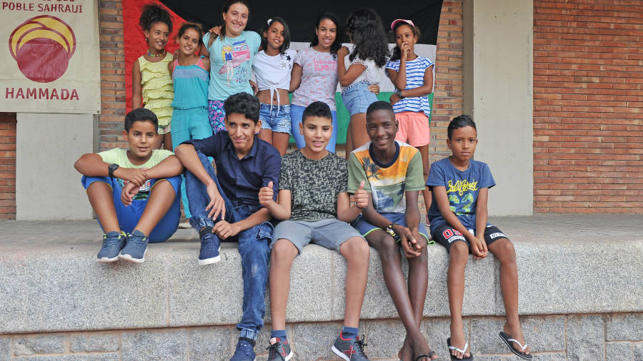 Algunos de los niños saharauis en el acto de clausura del proyecto ‘Vacances en pau’ de ayer. Foto: A. Ggonzález.