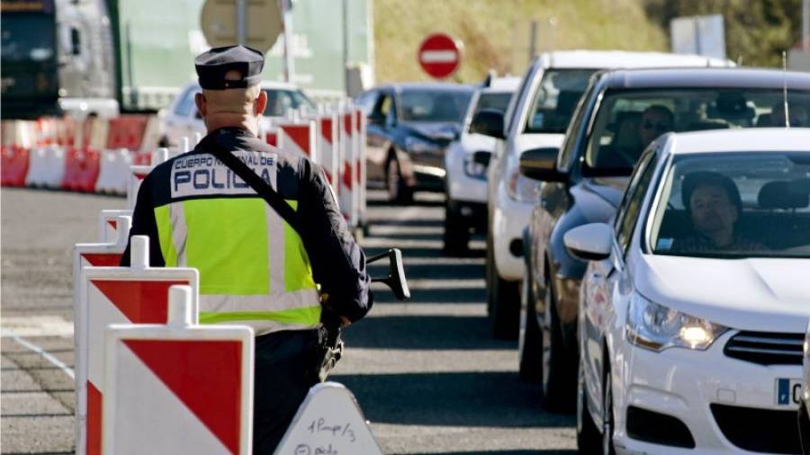 Un control policial reciente en el paso fronterizo de La Jonquera, entre España y Francia. Foto: EFE