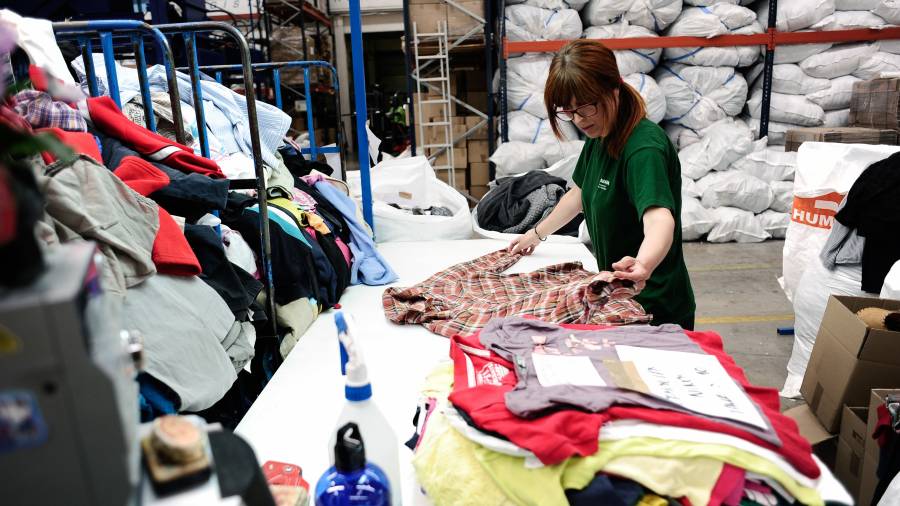 Las toneladas de ropa se seleccionan y se distribuyen en funciÃ³n de la necesidad y el estado de la prenda. FOTO: DT