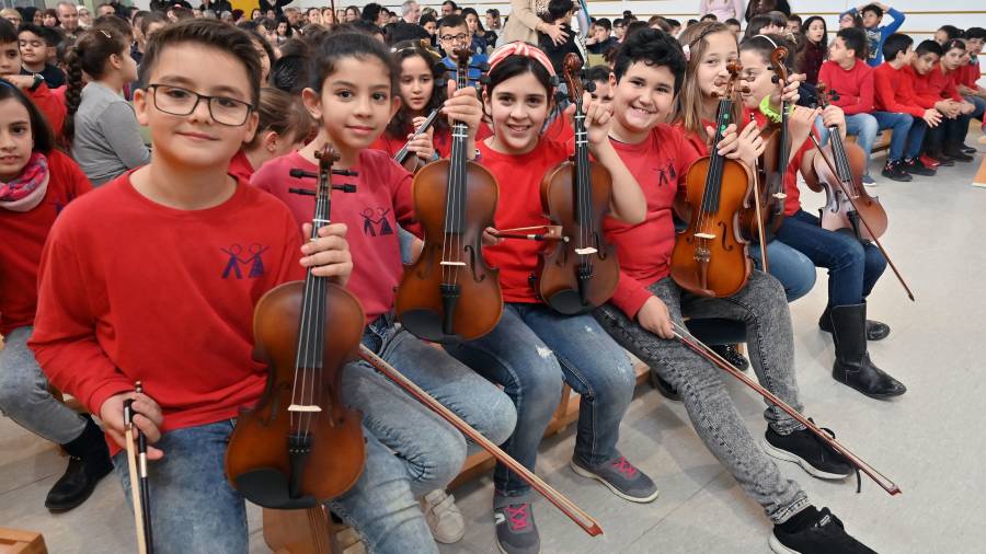 El gimnàs de l’escola reusenca va acollir ahir la presentació del grup d’alumnes que aprèn a tocar el violí. FOTO: ALFREDO GONZÁLEZ