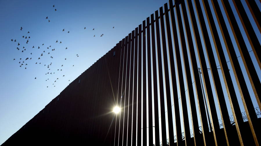 Imagen del muro en la ciudad norteamericana de Calexico, fronteriza con México. FOTO: EFE
