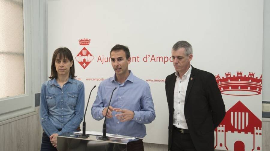Imatge de la roda de premsa d'aquest dimecres a l'Ajuntament d'Amposta per informar de la nova formació. FOTO: JOAN REVILLAS