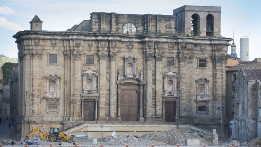 Imatge de la façana de la Catedral de Tortosa, ahir sense les restes de les antigues cases. Foto: JOAN REVILLAS