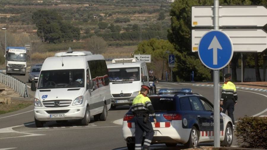 Imatge d'arxiu d'un operatiu de vigilància del trànsit dels Mossos d'Esquadra, a Ascó. Foto: Joan Revillas