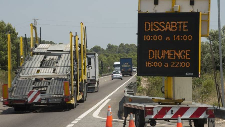 Panell informatiu que indica els horaris de prohibició de pas de camions a la N-340. Foto: JOAN REVILLAS