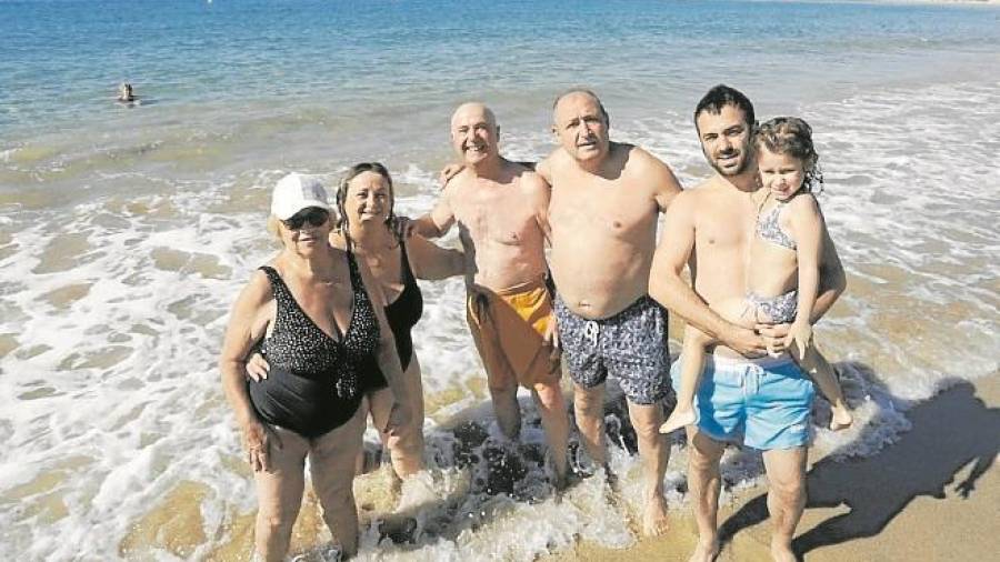 La familia Dom&iacute;nguez Sevilla es de Blanes y est&aacute;n encantados con esta playa.