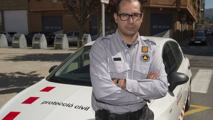Miquel Alonso a l´exterior de les oficines de Protecció Civil, a Tortosa. Foto: JOAN REVILLAS