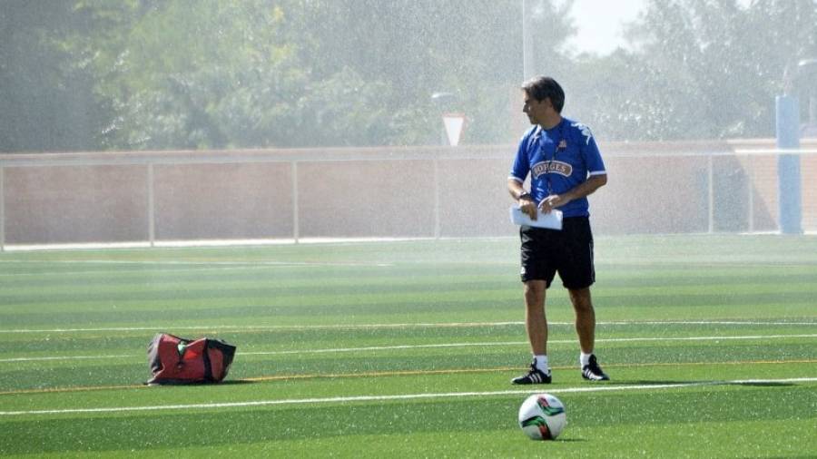 Natxo González observa, en solitario, el entrenamiento de su equipo. Foto: Xavi Guix/CF Reus