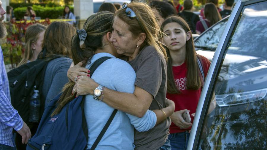 Estudiantes se re&uacute;nen con sus padres y familiares tras el tiroteo. Foto: EFE