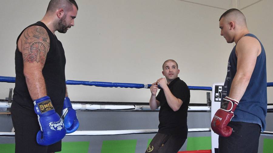 De Gregorio impartiendo una clase de boxeo en el ring de su gimnasio. Foto: A. Gonz&aacute;lez.
