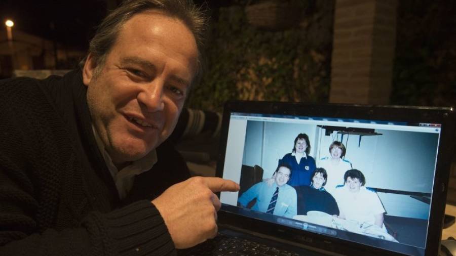 Eduardo Ruiz señala una foto suya con unas enfermeras con las que trabajó en una hospital de Escocia. Estuvo cinco años en el Reino Unido. Foto: Joan Revillas