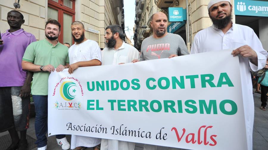 Gabriel Rufi&aacute;n, junto a representantes de la comunidad musulmana que sostienen una pancarta con el lema 'Unidos contra el terrorismo'. Foto: Alfredo Gonz&aacute;lez