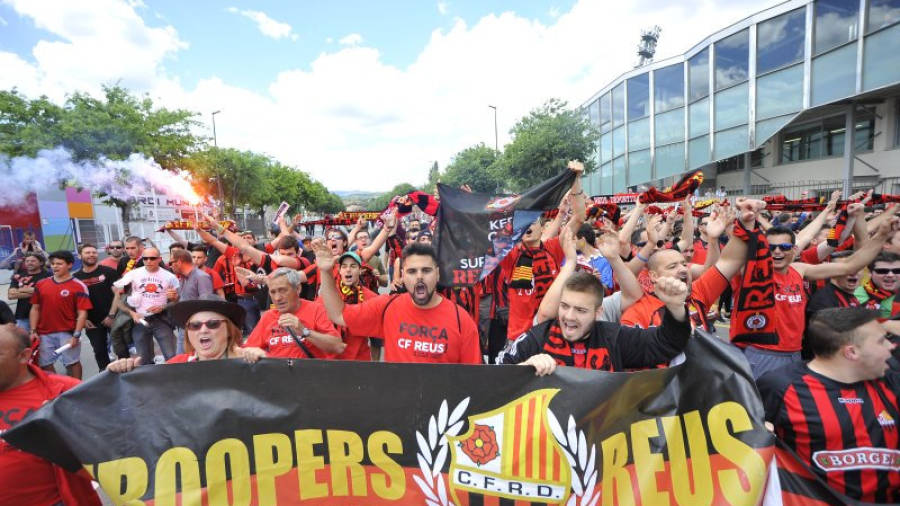 Los aficionados del CF Reus, esta tarde antes de entrar en el Estadi. Foto: Alfredo González