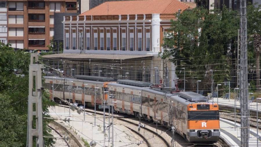 Un tren de Rodalies delante de la estación de tren de Tortosa. Foto: Joan Revillas/dt