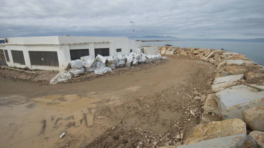 Imatge de les mesures de contenció preses al litoral de Deltebre, ahir. Foto: Joan Revillas