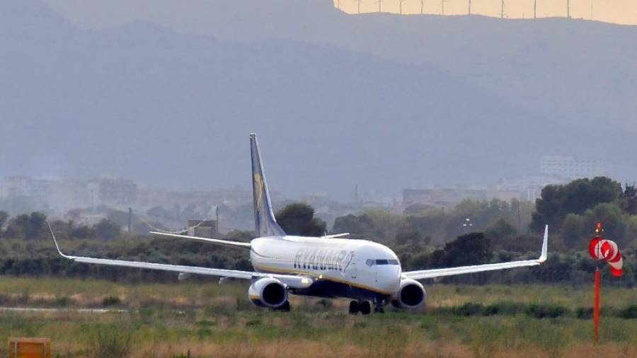 Imagen de archivo de un avión de Ryanair aterrizando en el Aeropuerto de Reus. Foto: Alfredo González