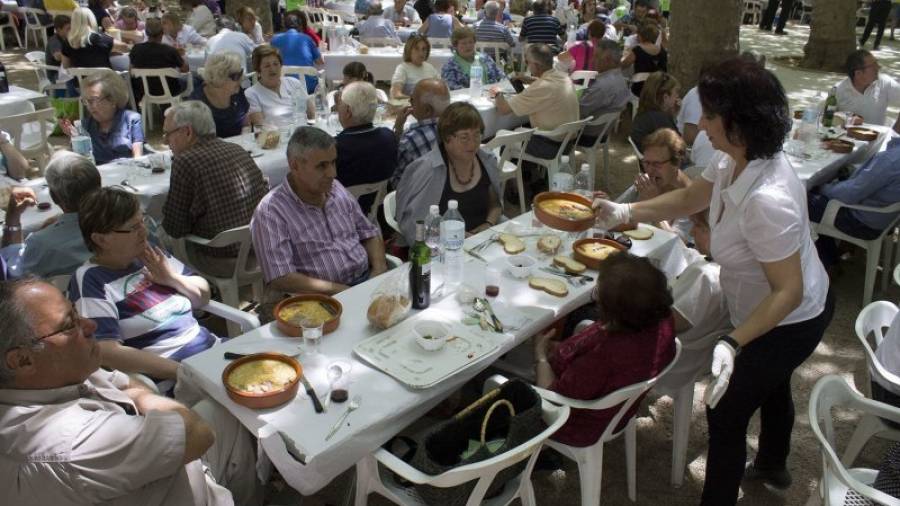 Fins prop de 900 persones van gaudir ahir de la Festa del Recapte a la Sénia, un plat típic del municipi. Foto: Joan Revillas