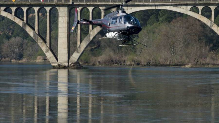 Helicòpter abocant el producte BTI al riu Ebre, aquest dijous. Foto: Joan Revillas