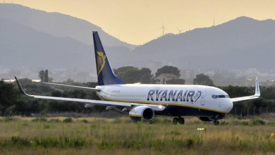 Imatge d'un avió de Ryanair, a la pista de l'Aeroport de Reus. Foto: Alfredo González