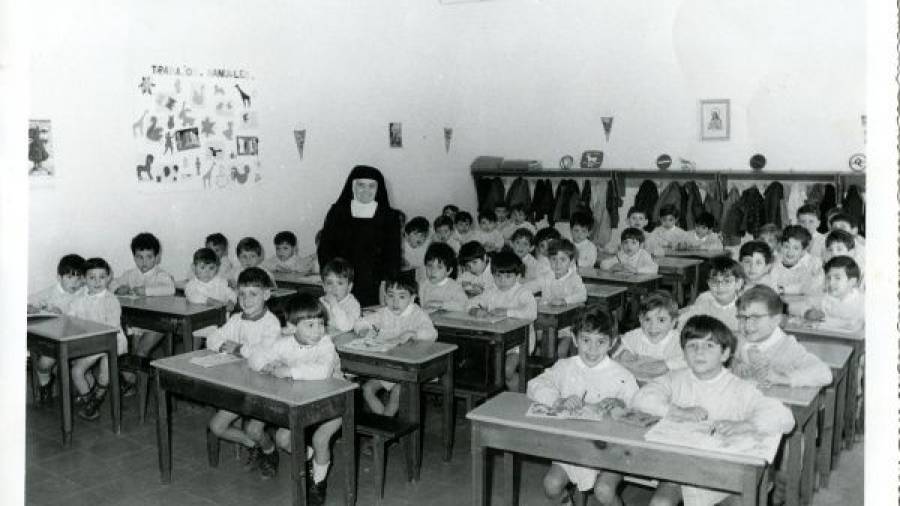 La hermana Valentina con sus alumnos.