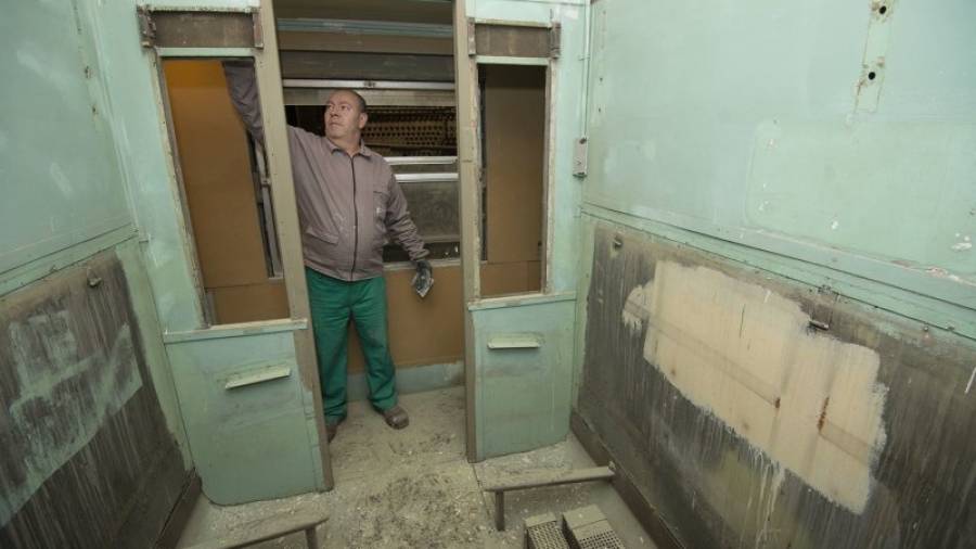 Un dels treballadors del pla d'ocupació, ahir a l'interior d'un dels dos vagons de viatgers. Foto: Joan Revillas