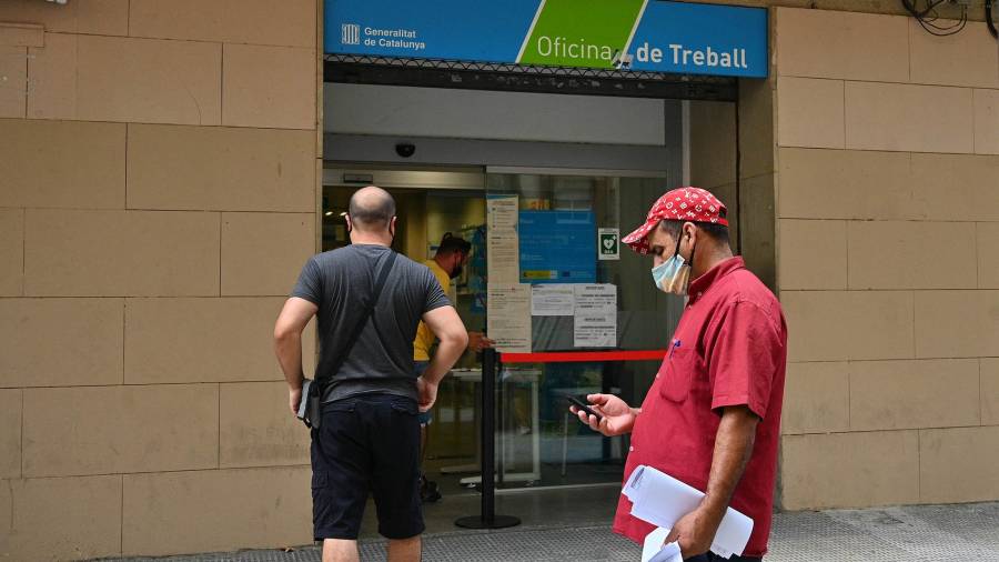 Varias personas, a la entrada de la Oficina de Treball de Reus. FOTO: ALFREDO GONZÁLEZ