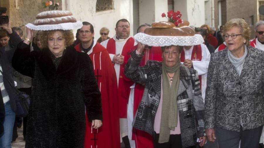 La processó en honor a Santa Agda de Riba-roja d'Ebre, on es porta al cap el pa beneït. FOTO: JOAN REVILLAS