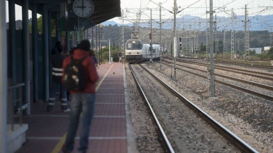 Tren Euromed arribant a l'estació de l'Aldea. Foto: Joan Revillas