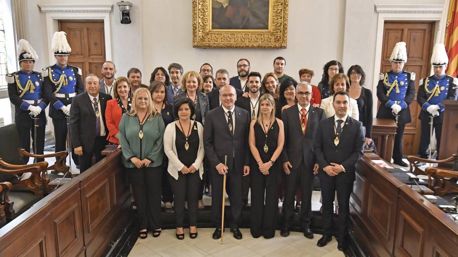 Fotografía de familia de los concejales que configuran el consistorio de Reus de este mandato 2019-2023. FOTO: ALFREDO GONZÁLEZ