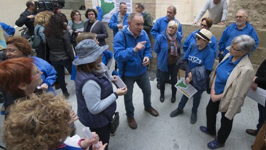 Concentració a Tortosa, davant la delegació del Govern. Foto: Joan Revillas