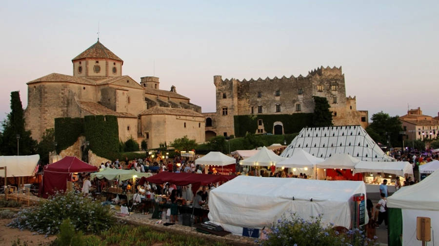 Imatge del Castell d’Altafulla, al fons, i de la mostra, en primer terme, a l’entorn de les Eres. FOTO: CEDIDA