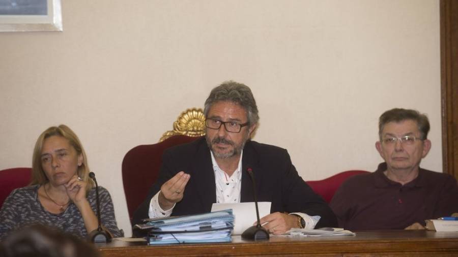 L'alcalde, Manel Ferré, al centre de la imatge, en un ple. Foto: Joan Revillas
