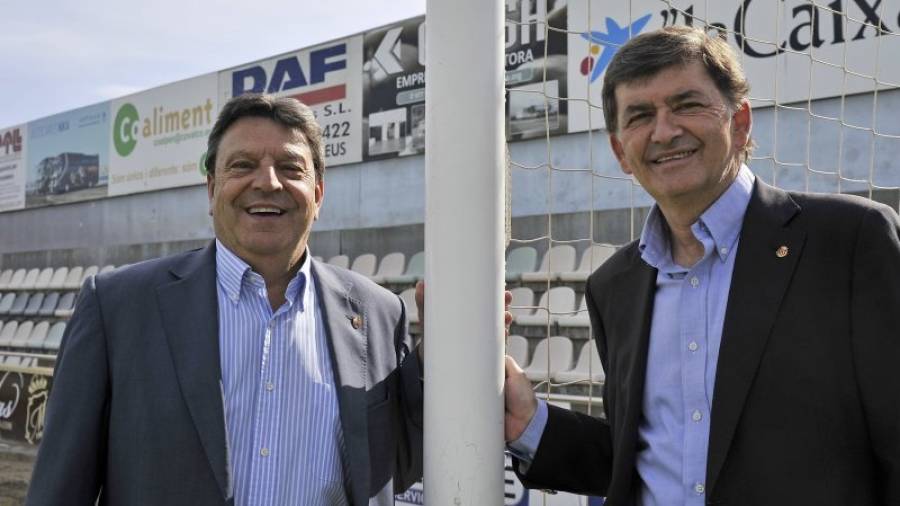 Xavier Llastarri (i), presidente del CF Reus, y Josep Maria Andreu, del Nàstic, posan en el Estadi rojinegro antes del último derbi. Foto: Alfredo González