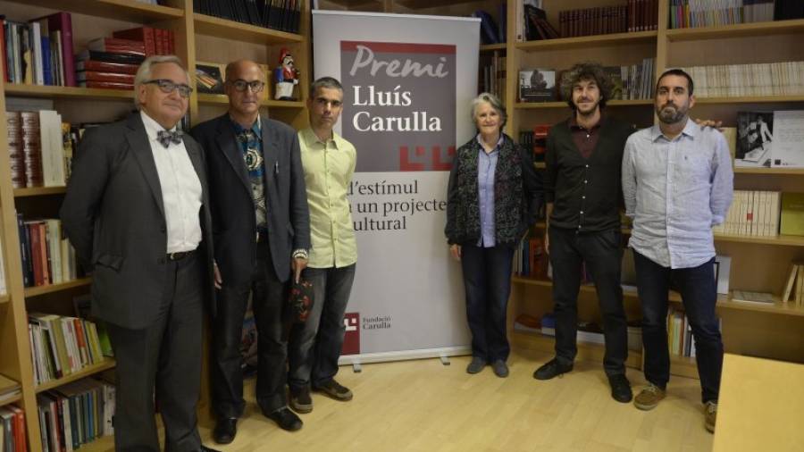 Imatge d'arxiu dels guanyadors de la passada edició, Terra-nova.cat, amb el director de la Fundació, Carles Duarte, i la presidenta, Montserrat Carulla. FOTO: CEDIDA