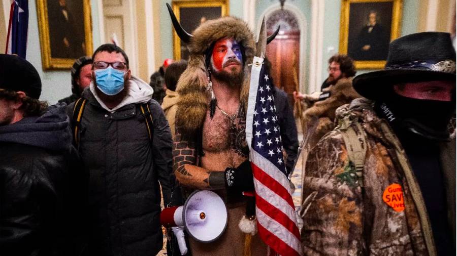 Manifestantes a favor de&nbsp;Trump irrumpen en el Capitolio de los Estados Unidos (EFE)