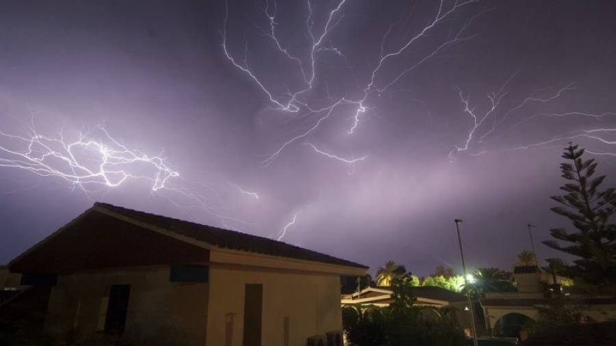 La tempesta elèctrica, captada des de la urbanització Eucaliptus del delta de l´Ebre. Foto: Joan Revillas