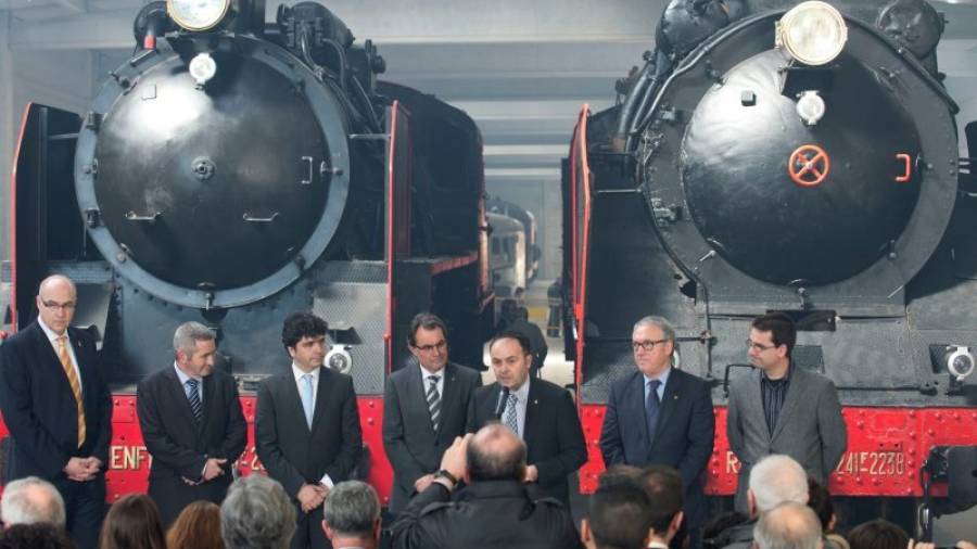 L'expresident Mas va inaugurar el 2013 la cotxera del tren turístic amb les màquines de vapor. Foto: J.Revillas/DT