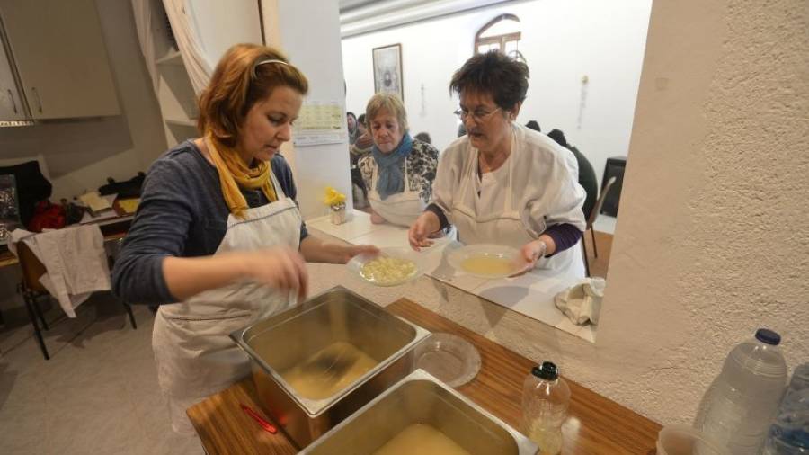 Cada dia hi ha cinc voluntaris diferents que ajuden a servir el menjar i a netejar després. Foto: Joan Revillas