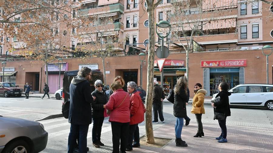 Vecinos de Torreforta, ante el bloque afectado de la plaza Garc&iacute;a Lorca. Foto: Alfredo Gonz&aacute;lez