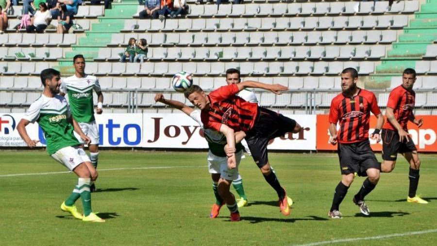 Edgar Hernández intenta cabecear un balón durante el partido de ida del pasado sábado. Foto: Xavi Guix/CF Reus