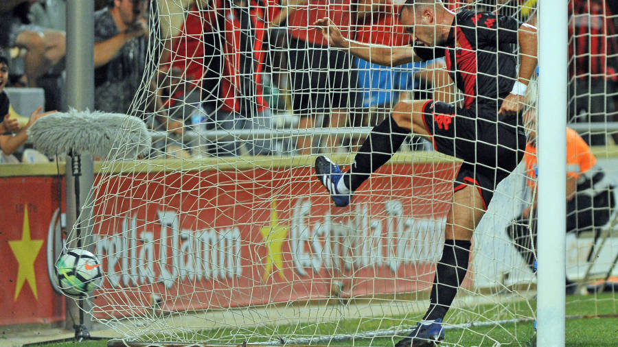Íñiguez celebra con rabia el gol de Máyor.