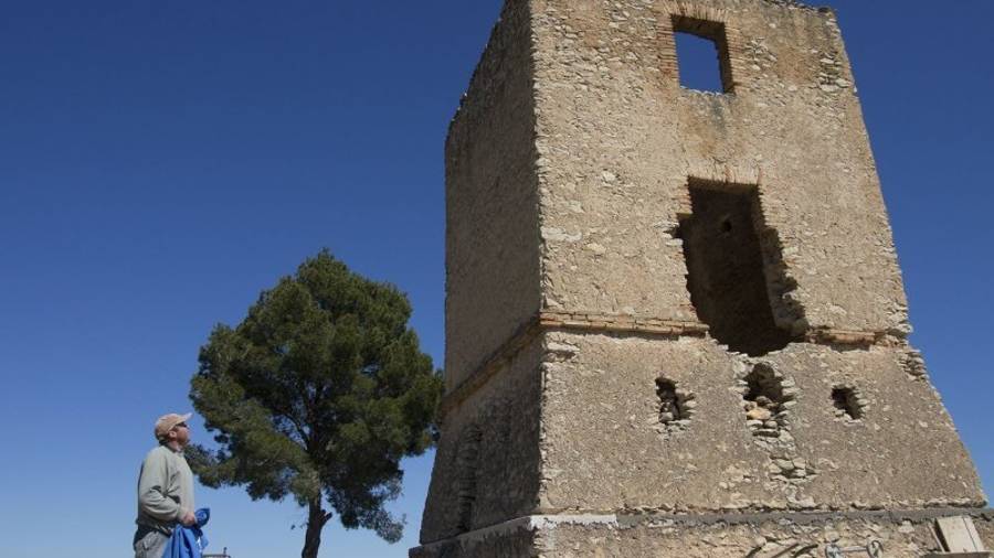 Imatge de la torre que aviat lluirà l\'aspecte de com era fa dos segles. Foto: Joan Revillas